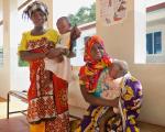 2 matky cakajuce na vysetrenie svojich deti v nutricnom centre v Mkongani